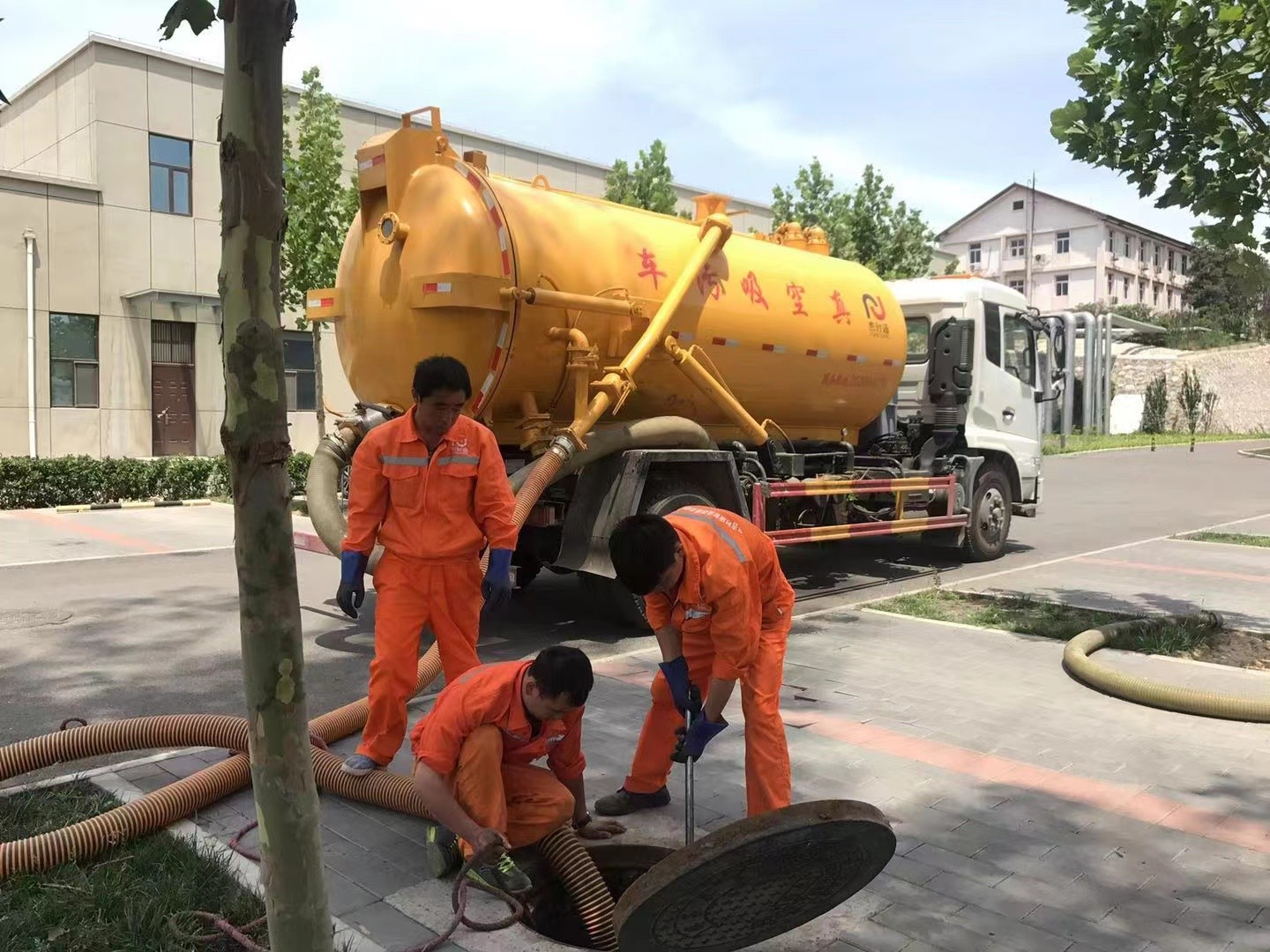 义县管道疏通车停在窨井附近